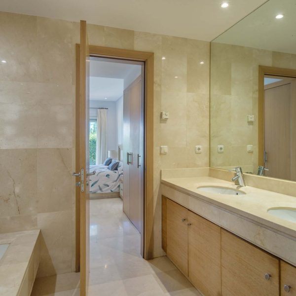 Amazing-groundfloor-apartment-with-garden-for-sale-in-alcazaba-beach-estepona (10)