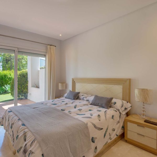 Amazing-groundfloor-apartment-with-garden-for-sale-in-alcazaba-beach-estepona (17)