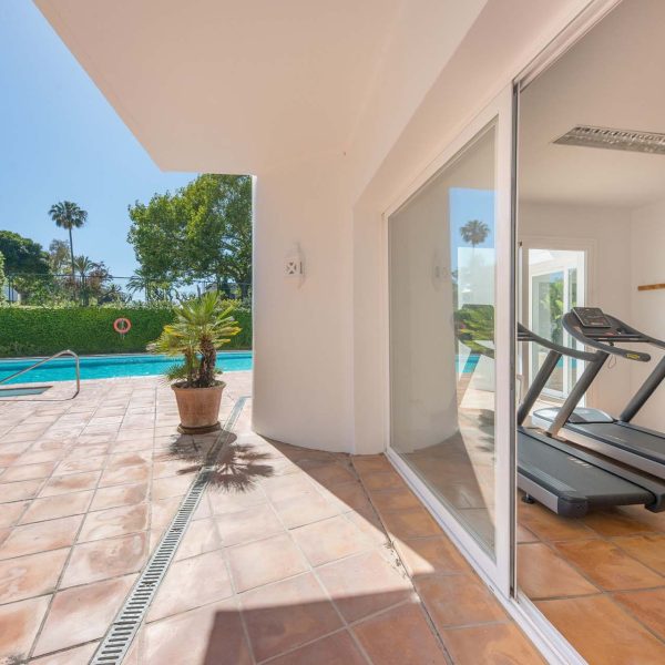 Amazing-groundfloor-apartment-with-garden-for-sale-in-alcazaba-beach-estepona (5)