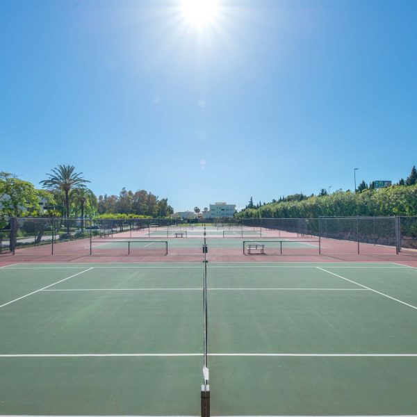 Amazing-groundfloor-apartment-with-garden-for-sale-in-alcazaba-beach-estepona (6)