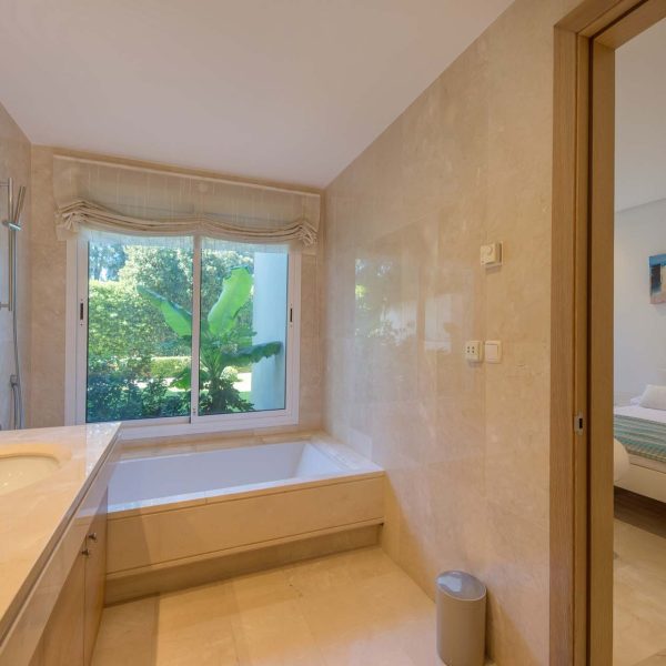 Amazing-groundfloor-apartment-with-garden-for-sale-in-alcazaba-beach-estepona (9)