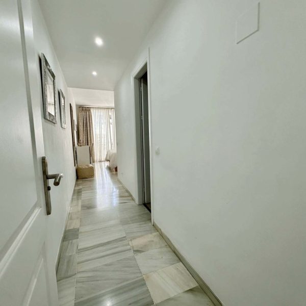 Luxurius-penthouse-with-terrace-for-sale-in-alcazaba-beach-estepona (10)