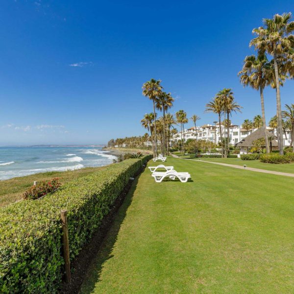 Luxurius-penthouse-with-terrace-for-sale-in-alcazaba-beach-estepona (14)