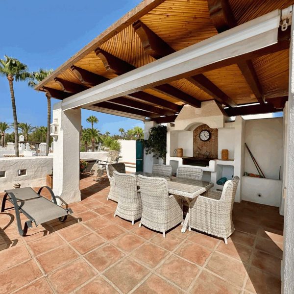 Luxurius-penthouse-with-terrace-for-sale-in-alcazaba-beach-estepona (2)