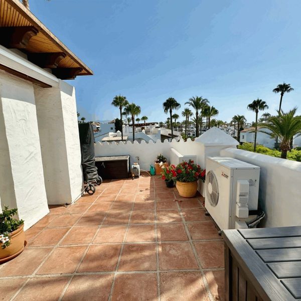 Luxurius-penthouse-with-terrace-for-sale-in-alcazaba-beach-estepona (3)