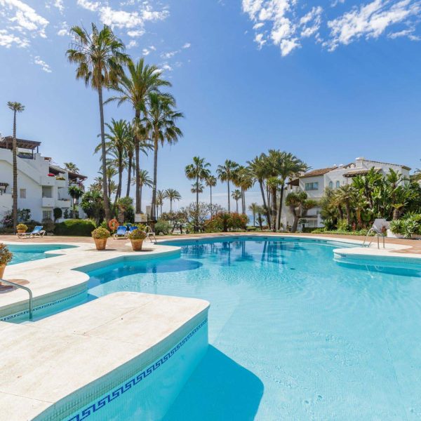 Luxurius-penthouse-with-terrace-for-sale-in-alcazaba-beach-estepona (31)