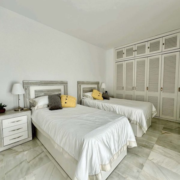 Luxurius-penthouse-with-terrace-for-sale-in-alcazaba-beach-estepona (6)