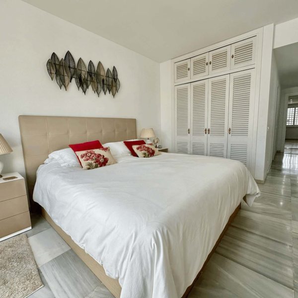 Luxurius-penthouse-with-terrace-for-sale-in-alcazaba-beach-estepona (7)