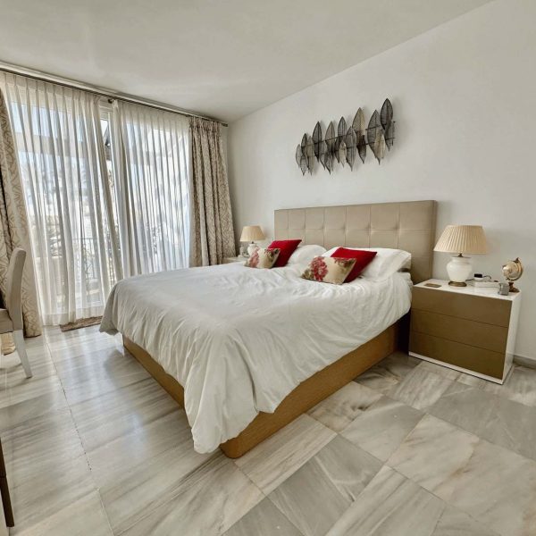 Luxurius-penthouse-with-terrace-for-sale-in-alcazaba-beach-estepona (8)