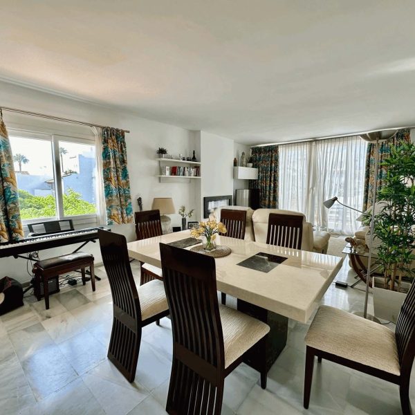 Luxurius-penthouse-with-terrace-for-sale-in-alcazaba-beach-estepona (9)