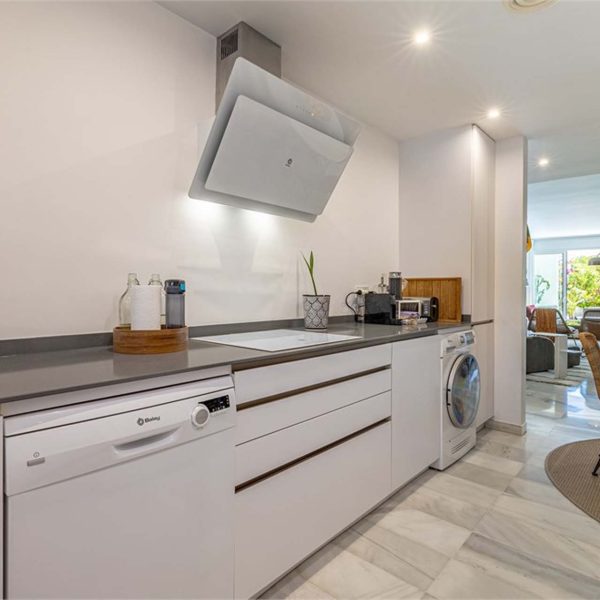 beautiful-groundfloor-apartment-with-garden-for-sale-in-alcabaza-beach-estepona (2)