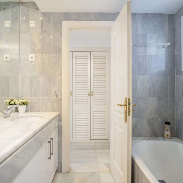 groundfloor-apartments-with-garden-for-sale-in-alcazaba-beach-estepona (34)